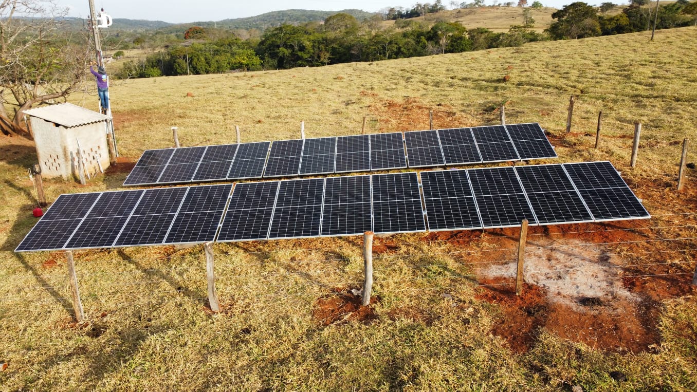 Usina fotovoltaica de médio porte no campo